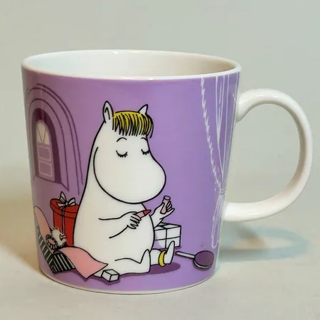 Mugg Mumin från Arabia Snorkfröken från serien Mumin på rivieran, på finska Niiskuneti 2020, höjd 8 cm Ø8,5cm, rymmer 0,3l, Moomin 75 i botten