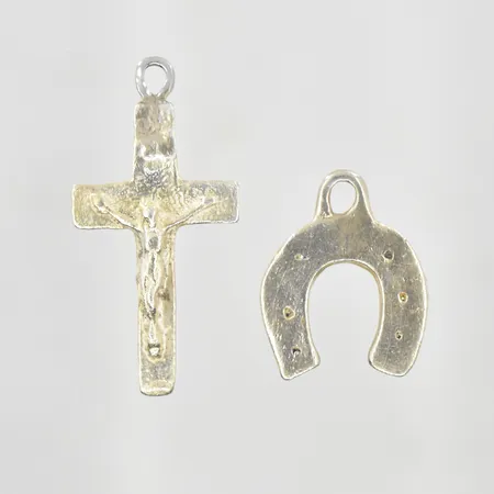 1 hänge kors, 1 hänge hästsko, längd 20-30 mm, saknar hängöglor, ostämplade, silver. Vikt: 7,3 g