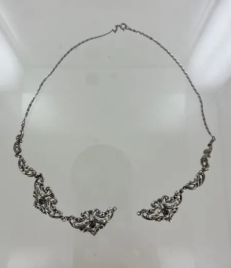 Collier med stenar, längd 44 cm, bredd 16 mm, DEFEKT ögla saknas, silver Vikt: 13,6 g