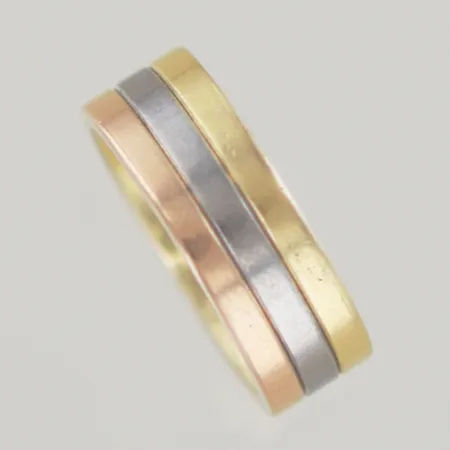 Ring 3 färger, Ø 16¾ mm, bredd 6,8 mm, 18K Vikt: 11,6 g
