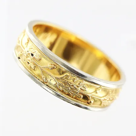 Examensring, stl 19, bredd 6mm, vit/gulguld, gravyr, 18K. Vikt: 8 g