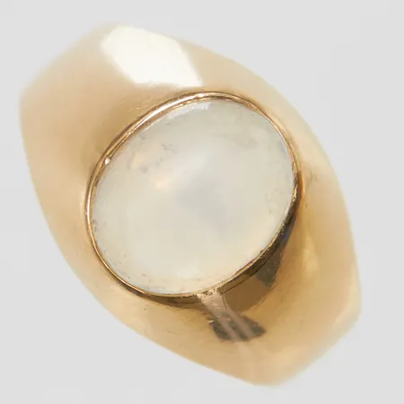 Ring, cabochonslipad girasolkvarts, sliten, stl 17½, höjd 7mm, bredd 3-12mm, år 1958, 18K Vikt: 4,2 g