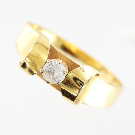 Ring, vit sten, stl 19, bredd 2-7mm, 18K. Vikt: 2,8 g