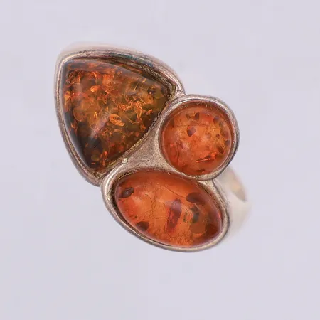 Ring med bärnsten, stl 18¾, saknar stämplar, silver Vikt: 5,7 g