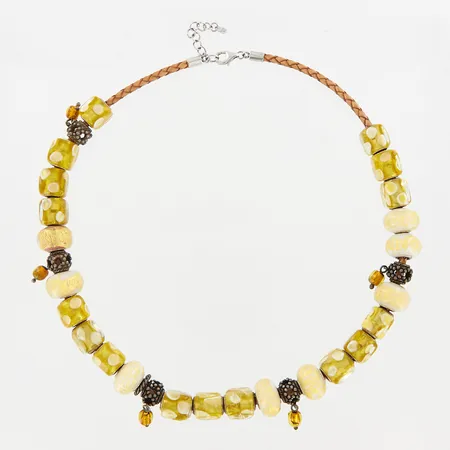 Collier, läderband med hängen, varav 5st och låsdetaljer i silver 925/1000 Vikt: 0 g