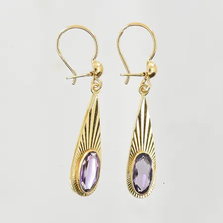 Ett par örhängen med lila stenar, längd 33 mm, bredd 7 mm, 18K. Vikt: 3,4 g