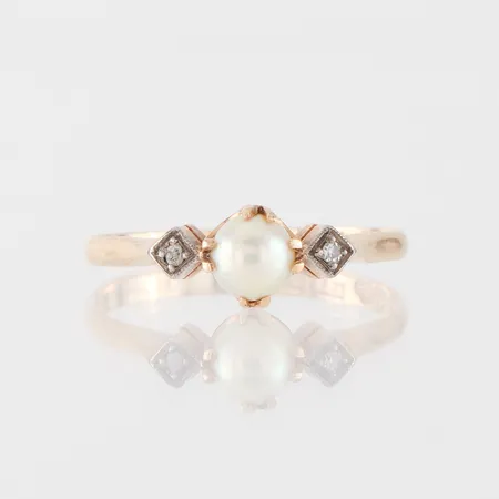 Ring med pärla, Svedbom Vetlanda, storlek 17 ½ mm, bredd 1.9-5.8 mm,18k. Vikt: 1,8 g