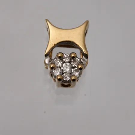 Hänge i 18K guld, mått 5,2-7,6mm, 7st små diamanten, tillverkad av Guldfynd, vikt 0,61g.