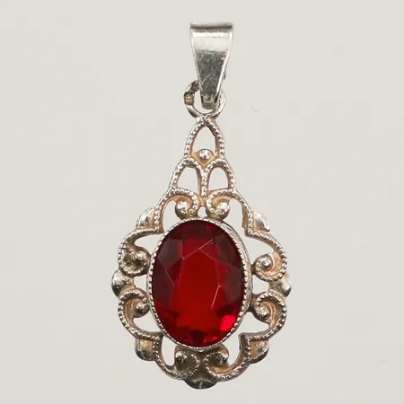 Hänge med röd sten ca 26mm, bredd 13mm, 925/1000 silver Vikt: 1,5 g