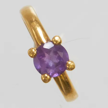Ring, ametist, stl 15¾, bredd 2-6mm, 18K Vikt: 2,7 g