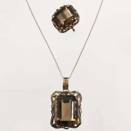 Garnityr, ring med rökkvarts, stl 17¾, bredd 24mm, hänge med rökkvarts ca 45mm, bredd ca 29mm, Kedja 42cm, bredd 0,8mm, silver Vikt: 25,7 g