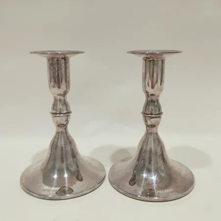 Ett par ljusstakar med pärlbård, ca 13cm, gravyr, stearinrester, gravyr, fyllda, silver Vikt: 450 g