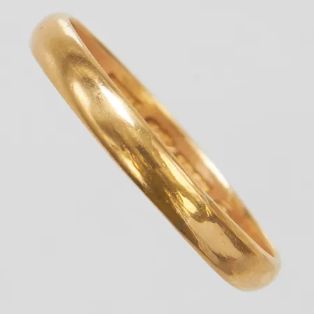 Ring, slät, stl 21¾, höjd 1,3mm, svenska stämplar, gravyr, 20K Vikt: 3,9 g