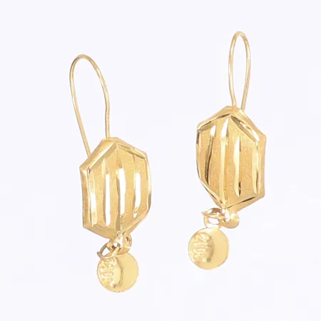 Ett par örhängen, längd 30mm, bredd 10mm, 21K Vikt: 1 g