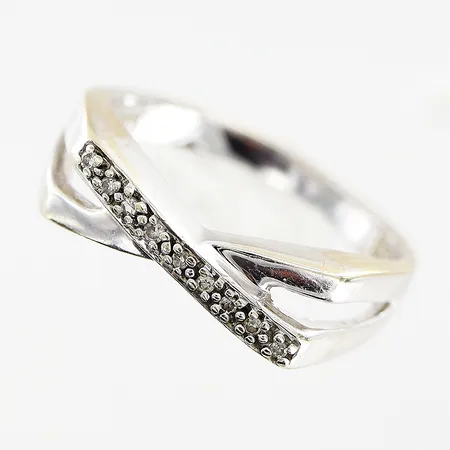 Ring, diamanter 9 x ca 0,005ct, stl 16½, bredd 2-5mm, vitguld, 18K. Vikt: 3 g