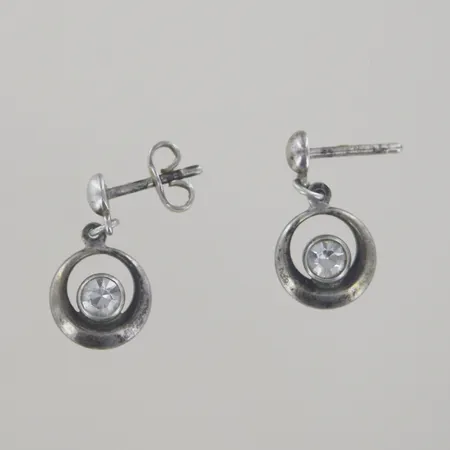Ett par örhängen med sten, längd 1,8 cm, bredd 10,2 mm, 1 plopp saknas, silver 835/1000 Vikt: 2,5 g