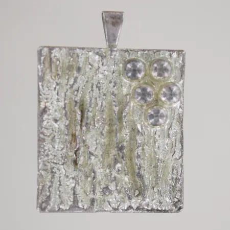 Hänge Alf. Halldin, längd 6,5 cm, bredd 4,7 cm, vitmetall