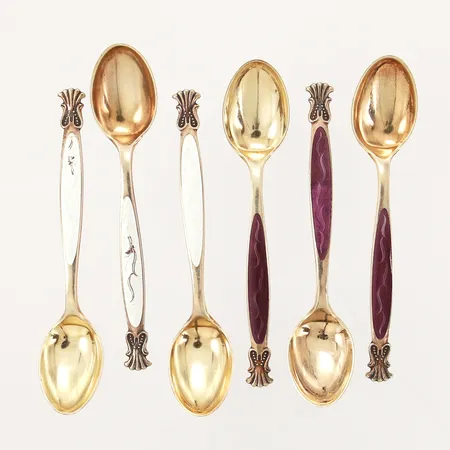 Sex kaffeskedar med emaljdetaljer, 10cm, emaljbortfall på två skedar, silver 925/1000 Vikt: 51,5 g