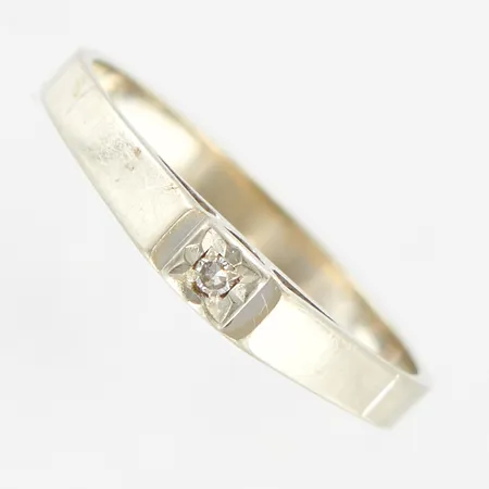Ring, diamant 0,01ct, stl 17½, bredd 3mm, vitguld i behov av omrodiering, 18K Vikt: 1,9 g