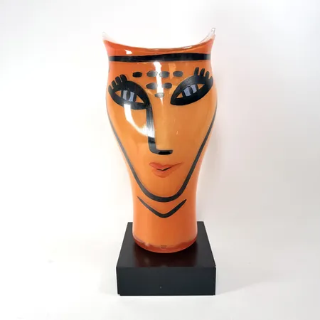 Vas, Ulrica Hydman-Vallien, "Open Minds", Kosta Boda, underfång i vitt med flammig yta i orange, handmålad dekor av ansikte, signerad KOSTA BODA ULRICA HV 7040822, även etikettmärkt, smärre tillverkningsdefekt vid näsan, höjd 34cm, svart mdf-sockel medföljer med smärre avslag