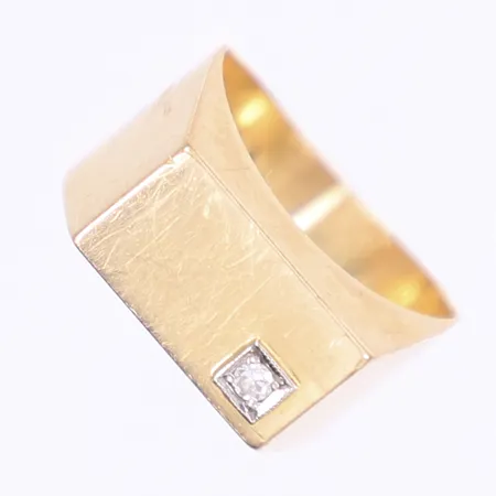 Klackring med diamant totalt 1xca 0,03ct, stl 16½, bredd 4-9mm, 18K  Vikt: 4,2 g