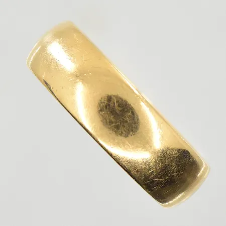 Ring, stl 21½, bredd 7 mm, gravyr, 18K. Vikt: 8,3 g