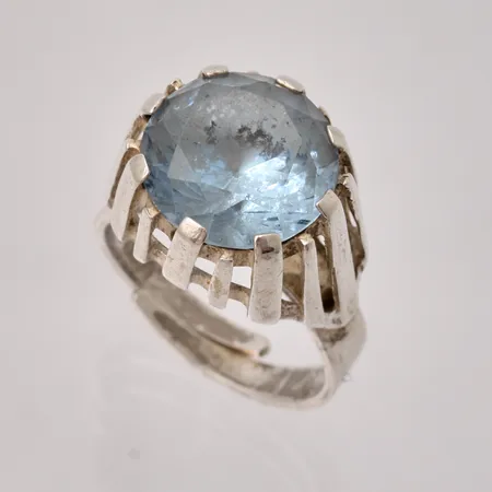 Ring i silver, stl 17, öppen skena, bredd 4,3-16mm, 1st blå sten, mått Ø13mm, 925/1000, tillverkad av Bengt Hallberg, år 1974, vikt 7g.