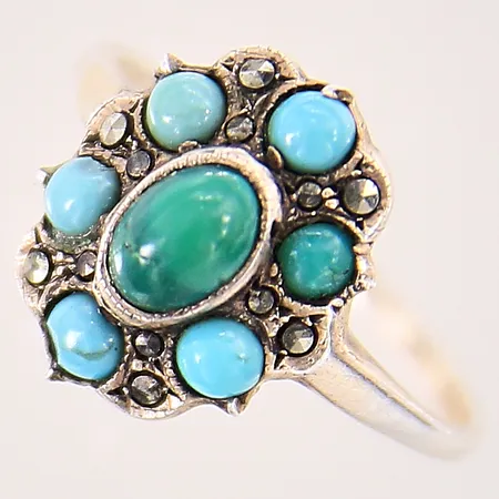 Ring med turkoser samt markasiter, stl 16, bredd 1-13mm, turkoser med nagg, svensk importstämpel, silver 830/1000 Vikt: 2,2 g
