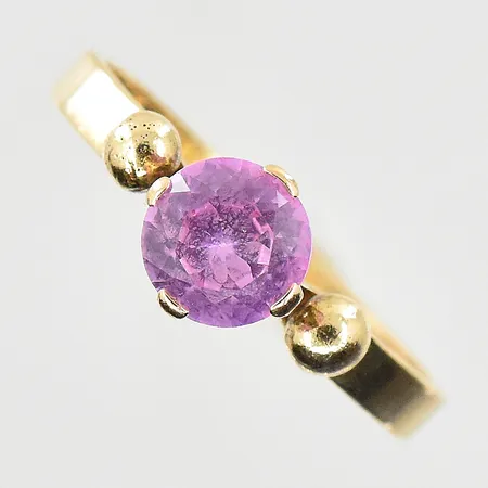 Ring med rosa sten, stl 16¾, bredd 2 mm, 14K. Vikt: 2,1 g