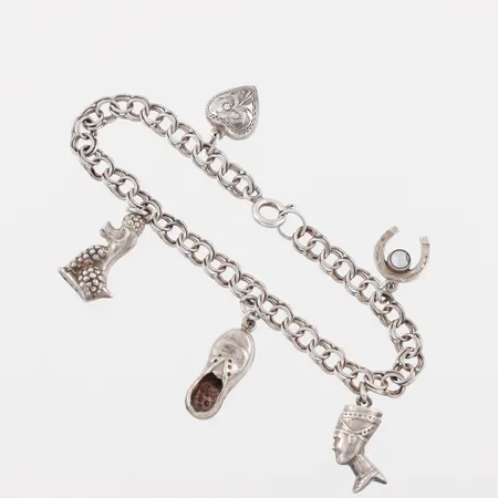 Armband med berlocker, längd ca 17 cm,silver. Vikt: 10,1 g