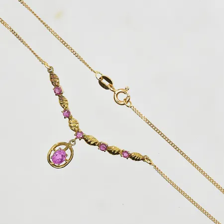 Collier med rubiner, längd 46 cm, länkens bredd 1 mm, naturliga rubiner ca 1,20ctv, intyg från Derek Lehmann Tyskland år 1989 medföljer, länk 18K, integrerat hänge 14K, mindre nagg förekommer, bruttovikt 4,5g Vikt: 4,5 g