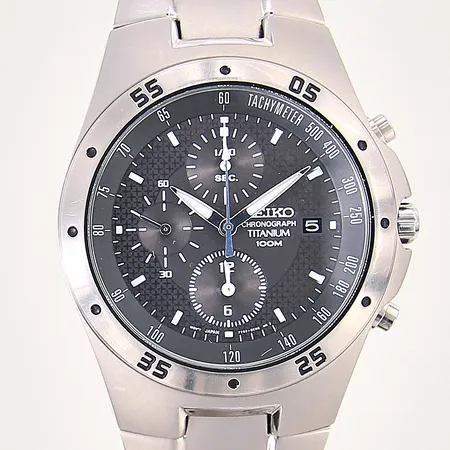 Herrur Seiko, titan, quartz, ref-nr: 7T92-0ED0, serie-nr: 770483, kronograf, Ø42mm, datum, länk i titan, boett samt länk med smärre repor, inga tillbehör