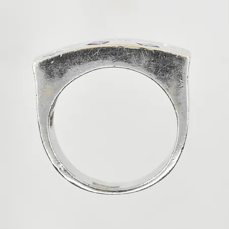 Ring med vita och lila stenar, stl 16¼, bredd 5-9 mm, 925/1000 silver. Vikt: 6,8 g