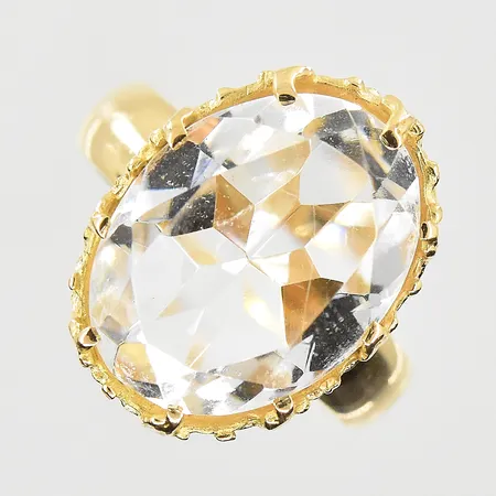 Ring med vit sten, stl 17, bredd 4-18 mm, gravyr, 18K. Vikt: 7,3 g