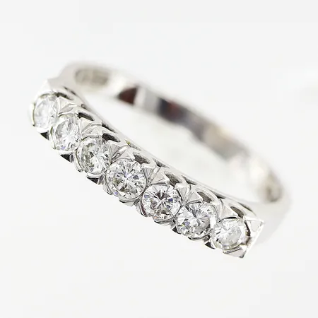 Ring, diamanter 7st totalt 0,56ctv enligt gravyr, stl 18½, bredd 2-3,5mm, vitguld, 18K. Vikt: 4 g