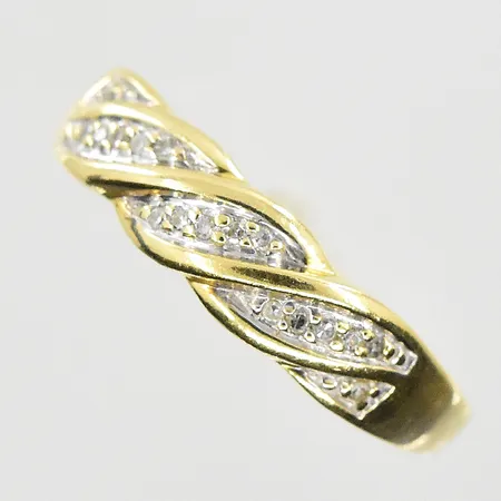 Ring med diamanter 0,05ctv, stl 17½, bredd 2-5 mm, något skev skena, 18K. Vikt: 2,7 g