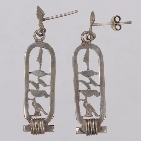 Ett par örhängen, längd 45,8mm, bredd 11mm, en snurrebuss saknas, silver Vikt: 6,5 g