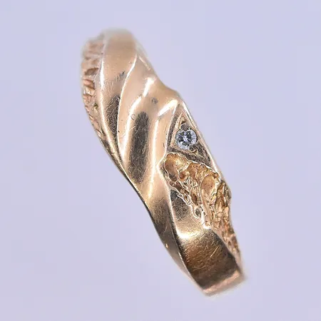 Ring med diamant 0,01ct, stl 17½, bredd 2-6 mm, 18K. Vikt: 2,1 g