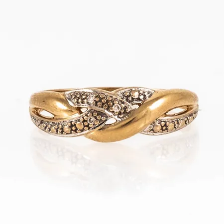 Ring i 18K guld med 3 x c:a 0,005ct 8/8 slipade diamanter. Den är i storlek 19½, är mm bred och väger 2,7g.