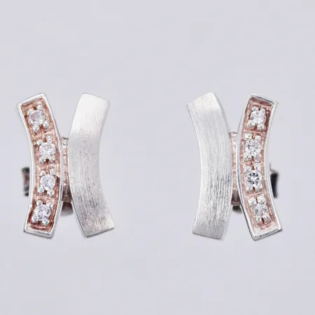 Ett par örhängen med vita stenar, längd ca 1,1cm, bredd ca 7mm, 925/1000 silver Vikt: 2,4 g