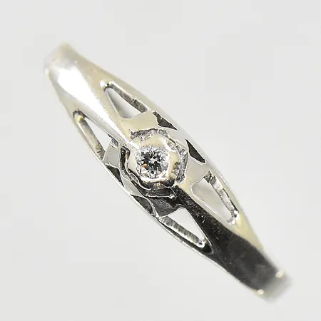 Ring med diamant 0,02ct, stl 17½, bredd 1-5 mm, vitguld, 18K. Vikt: 1,8 g