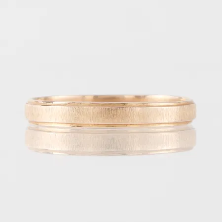 Ring med gravyr, storlek 19 mm, bredd 3 mm,14k. Vikt: 2 g