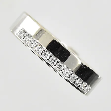 Ring med diamanter 0,12ctv, stl 17¼, bredd 5 mm, vitguld, 14K. Vikt: 6,2 g
