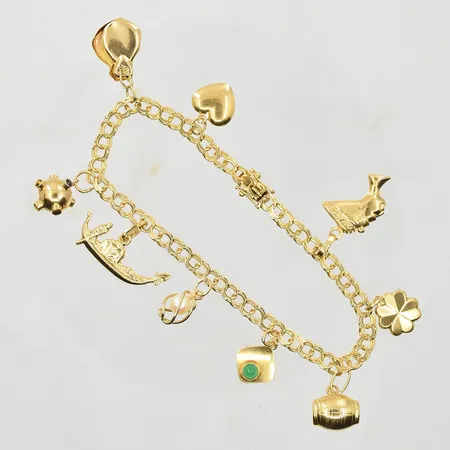 Armband Bismarck med 9 berlocker, längd 19 cm, länkens bredd 4 mm, 18K. Vikt: 13,1 g