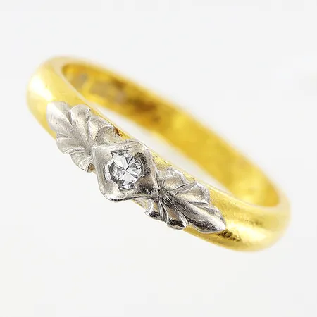 Ring, diamant ca 0,05ct, mönster, stl 16¾, bredd2,5-4mm, vit/gulguld, gravyr, 23K. Vikt: 4,5 g