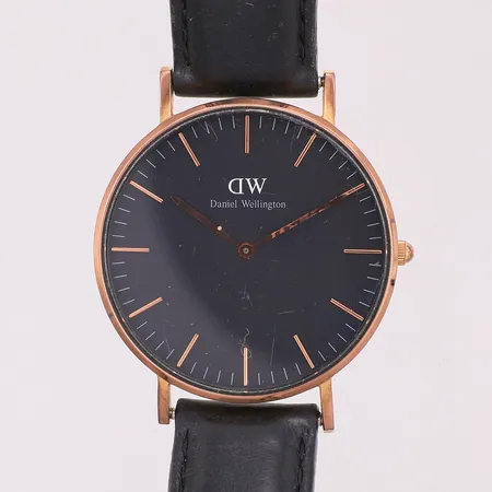 Herrur Daniel Wellington Ø36mm, quartz, referensnr B36R15, serienr 01130206637, bruksslitage, läderband
