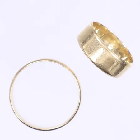 2 Ringar, släta, stl 17½-21, bredd 6mm, gravyr, 14K Vikt: 9,3 g