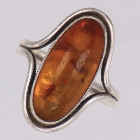 Ring med bärnsten, stl 17½, bredd 24mm, Danmark, 925/1000 silver Vikt: 4,3 g