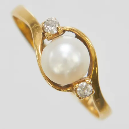 Ring, diamanter 2x ca 0,03ct, odlad sötvattenpärla, stl 16½, höjd 6,2mm, bredd 2-7,3mm, något skev skena, 18K Vikt: 2 g