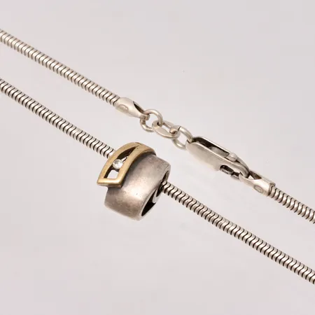 Hänge med kedja i silver, mått 86x12mm, 1st vit sten, guld detalj, kedja 54cm, ormlänk, bredd 1,9mm, 925/1000, vikt 12,06g.